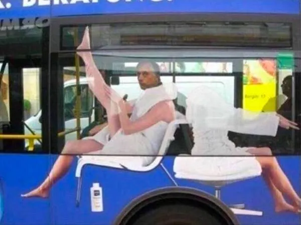 Muž v autobuse perfektne zapadá do reklamy so ženskou nohou, vytvára komický efekt.