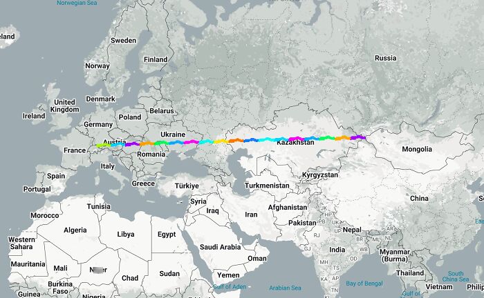Zemepisná mapa Európy a Ázie s farebnou čiarou znázorňujúcou trasu pozdĺž 50. rovnobežky naprieč kontinentmi.