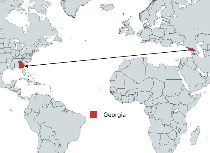 Mapa s vyznačenými miestami Georgia, USA a Gruzínsko, Európa, ukazuje ich vzdialenosť čiarou na globálnej mape.