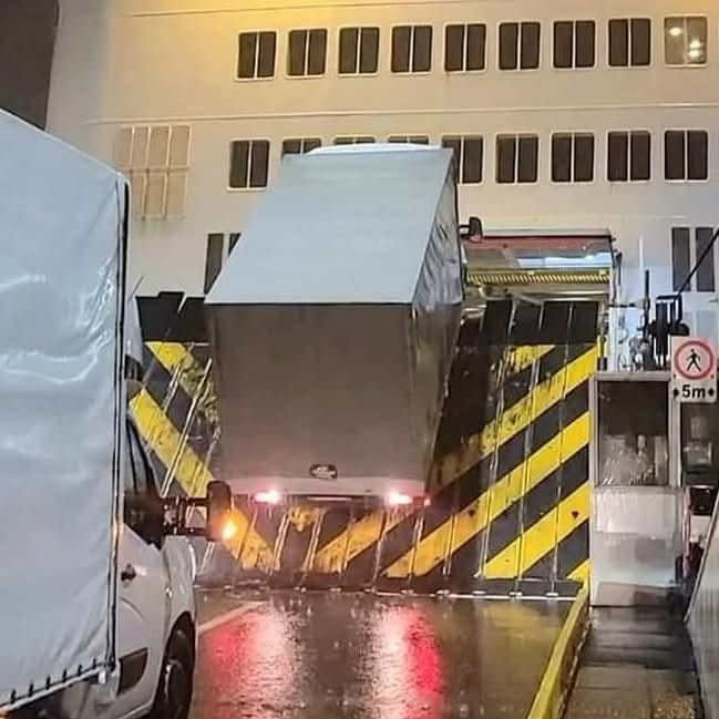 Kamión vchádza do trajektu, zadná časť kabíny sa zasekla kvôli nízkemu stropu dokovacej rampy.