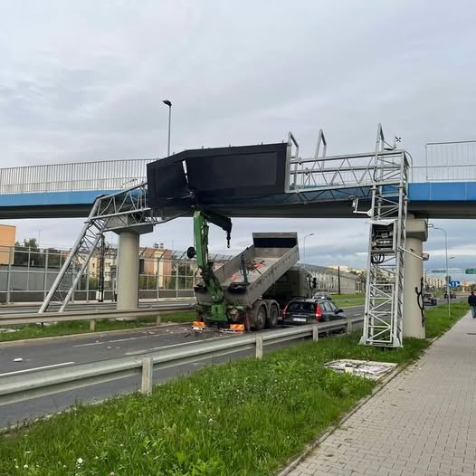 Kamión narazil do mosta, poškodil nosnú konštrukciu a zachytil železničné značenie.