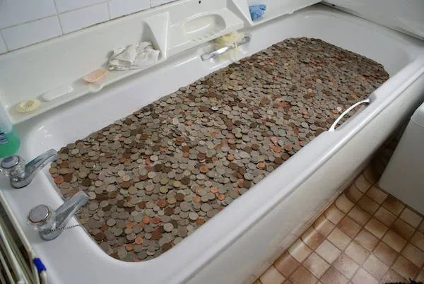 Vaňa plná mincí v kúpeľni, kreatívny nápad alebo bizarné šetrenie.