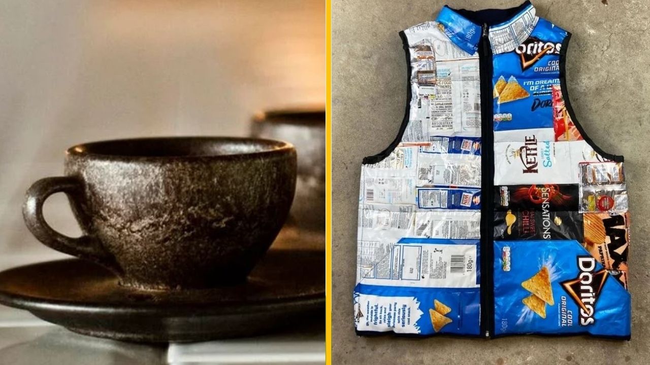 Keramická šálka na tanieriku vedľa vesty vyrobenej z recyklovaných obalov od chipsov.