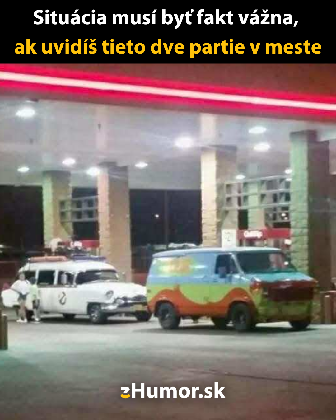 Dve ikonické vozidlá zaparkované na benzínke v noci, vytvárajúce scénu ako z detských dobrodružstiev.