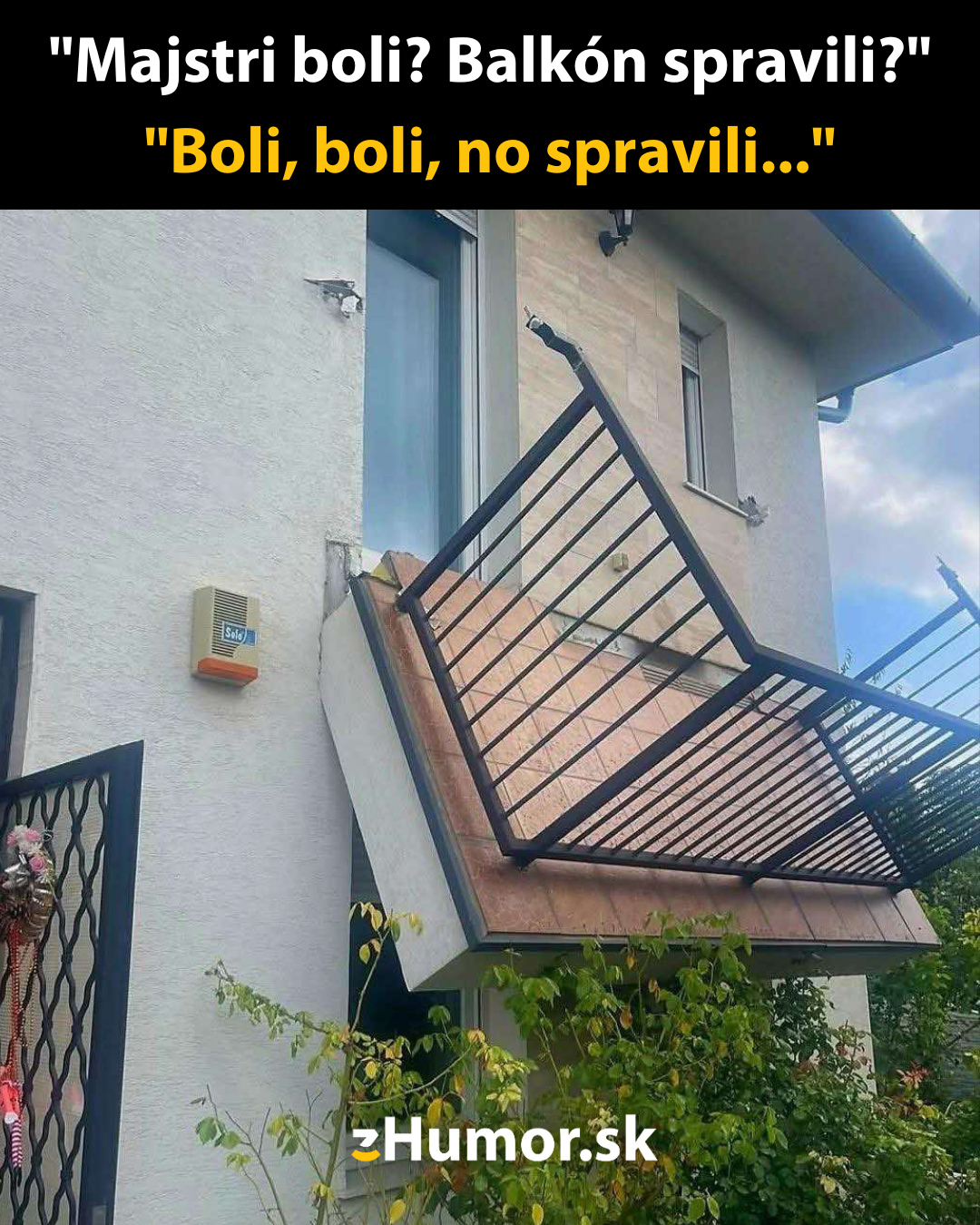 Nesprávne postavený balkón naklonený smerom nadol na vonkajšej strane domu, so žartovným textom o majstroch.