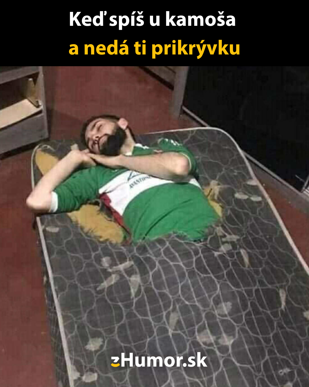 Muž spí na matraci bez prikrývky, použil náhradný vankúš na nohách, s textom o humore pri spánku u kamaráta.