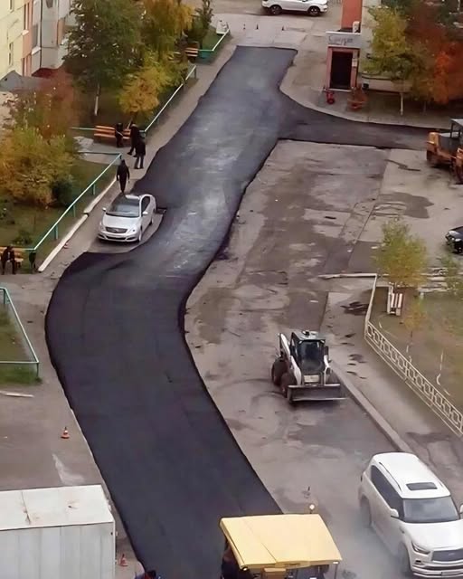 Asfalt obišiel zaparkované auto