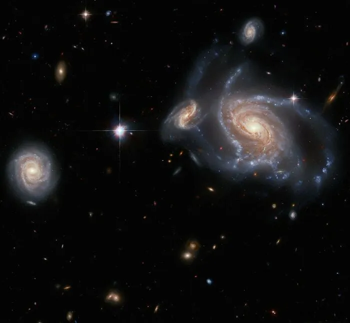Špirály galaxií v hlbokom vesmíre, fascinujúci pohľad z ďalekohľadu, plné hviezd a tajomstiev vesmíru.