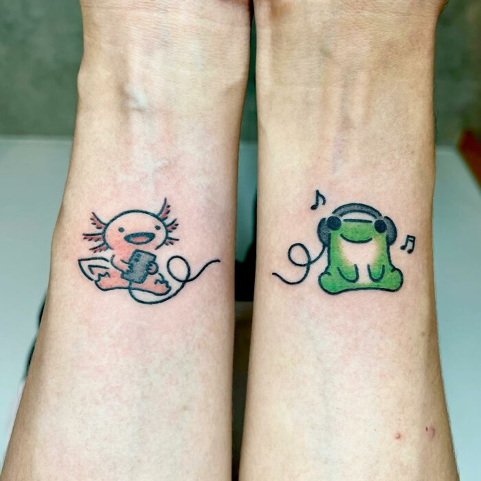Tetovania na zápästiach: axolotl s konzolou a žabák so slúchadlami počúvajúci hudbu.