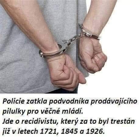 Osoba so spútanými rukami zadržaná pre podvod s pilulkami večnej mladosti. Text o recidivistovi z minulých storočí.