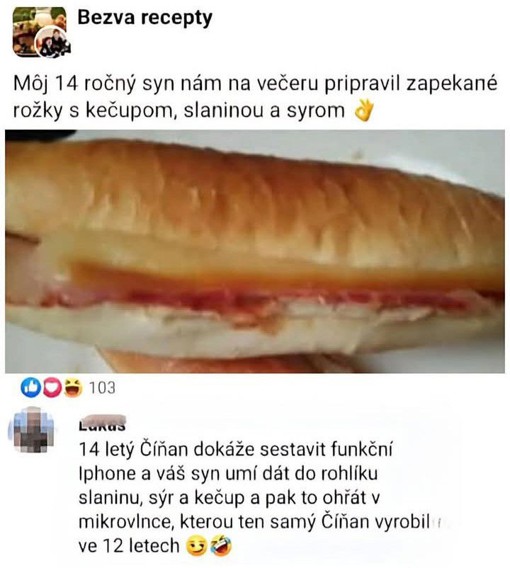 Zapekaná večera: rožok s kečupom, slaninou a syrom pripravená štrnásťročným chlapcom.