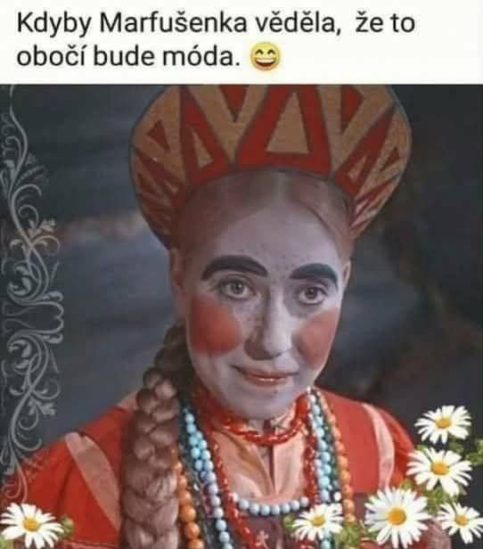 Žena s výrazným líčením a tradičným ruským krojom pózuje s veselým úsmevom.