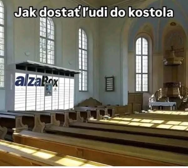 Interiér kostola s inštalovaným AlzaBoxom priláka ľudí.