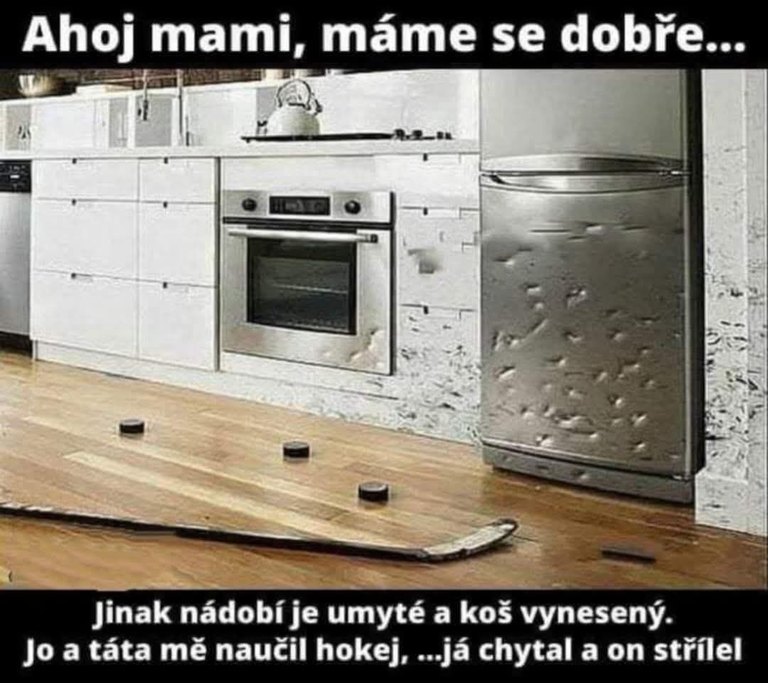 Kuchyňa s deravými skriňami a pukmi na zemi, dôkaz hokeja doma. Text: Ahoj mami, máme se dobře...