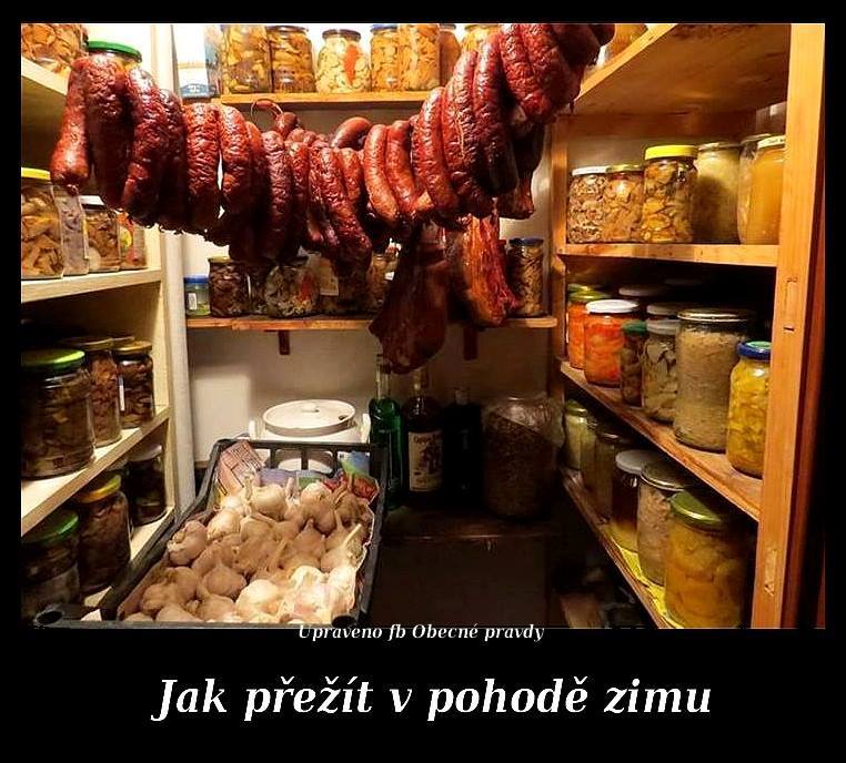 Domáca špajza plná údenín a zaváranín, pripravená na zimné mesiace.