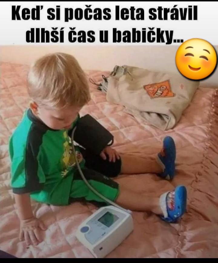 Dieťa s tlakom na posteli, úsmevná scéna z letnej návštevy u babičky.