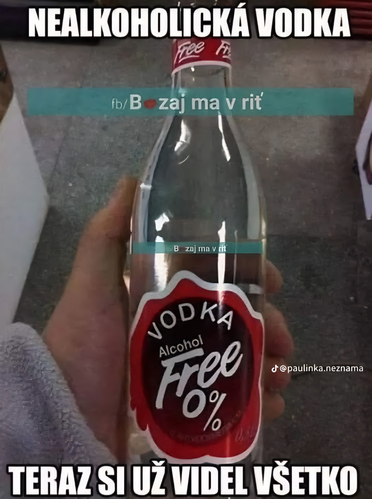 Fľasa nealkoholickej vodky s etiketou Alcohol Free 0% držiaca v ruke.