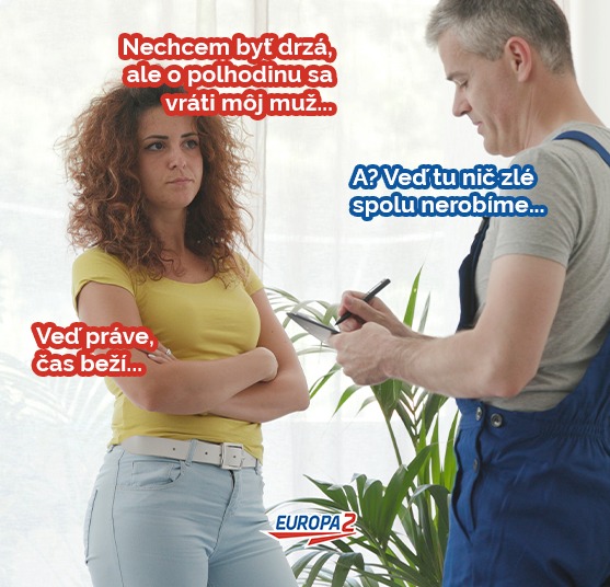 Žena a opravár diskutujú doma, ona vyzerá nespokojne, zatiaľ čo on drží poznámkový blok.