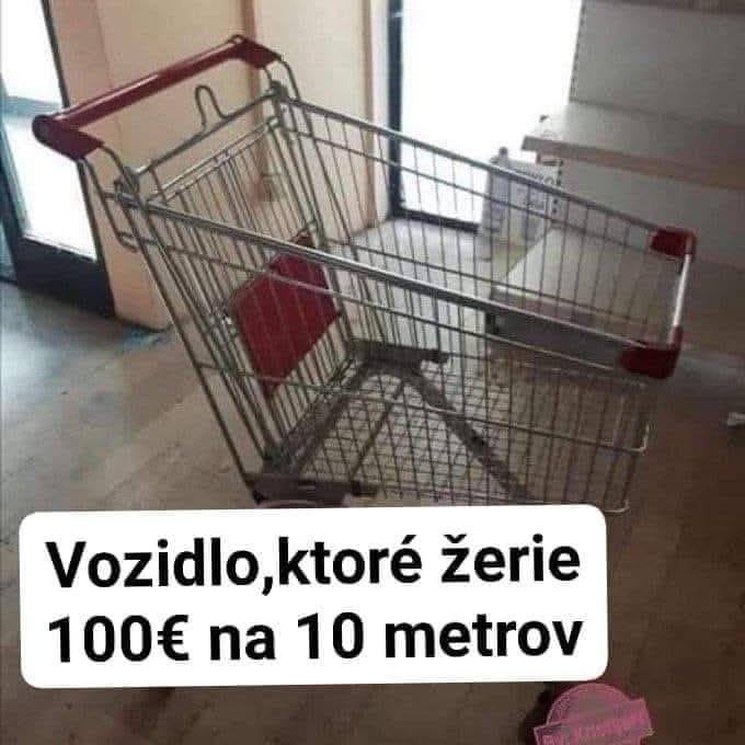 Nákupný vozík s vtipným popisom o vysokých výdavkoch na nákup pri rýchlom pohybe.
