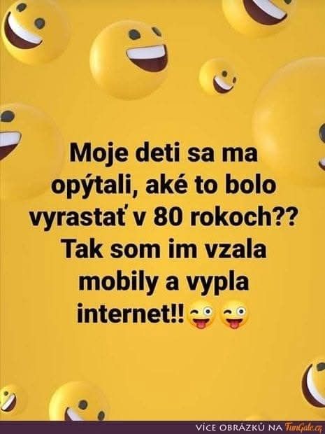 Vtipný obrázok s textom: Deti sa pýtajú na 80. roky, rodič im simuluje skúsenosť z minulosti bez technológií.