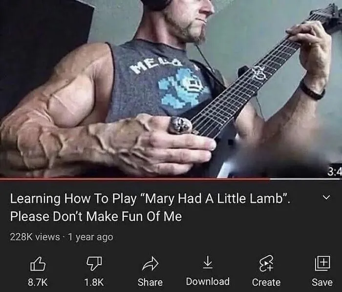 Muž s gitarou v tielku, učí sa hrať skladbu s názvom Mary Had A Little Lamb.