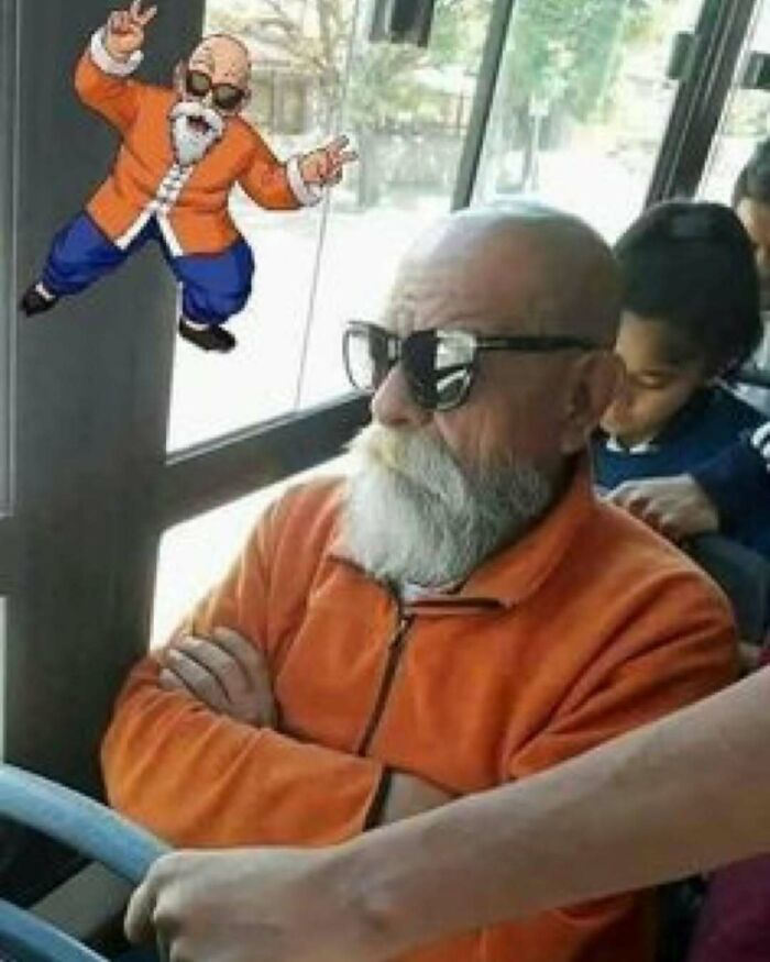 Starší muž v oranžovej mikine s okuliarmi sedí v autobuse, vedľa neho kreslená postava.