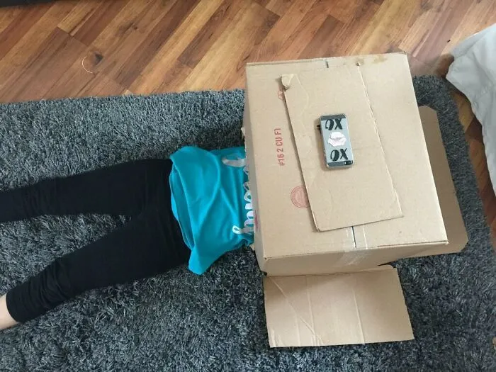 Sledovanie videa pod kartónom