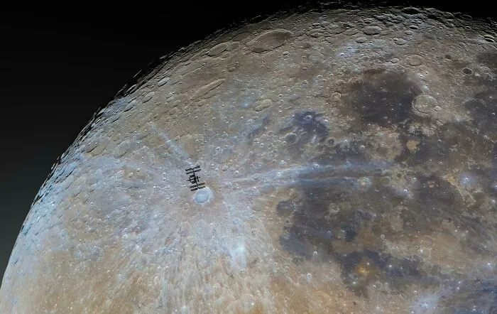 ISS prelieta pred povrchom Mesiaca, detailný pohľad na kráter Tycho a jeho lúčovú štruktúru.
