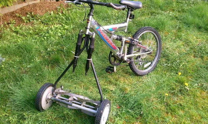 Bicykel spojený s kosačkou