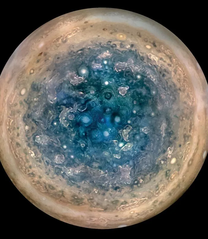 Pohľad na južný pól Jupiteru so zaujímavou búrkovou aktivitou zachytenou sondou Juno.
