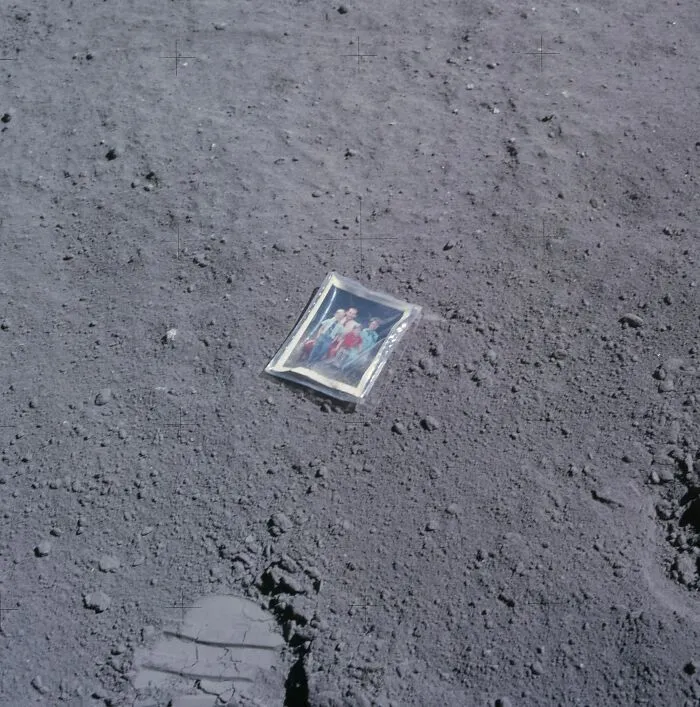 Fotografia na povrchu Mesiaca vedľa stopy po astronautovi na prachu.
