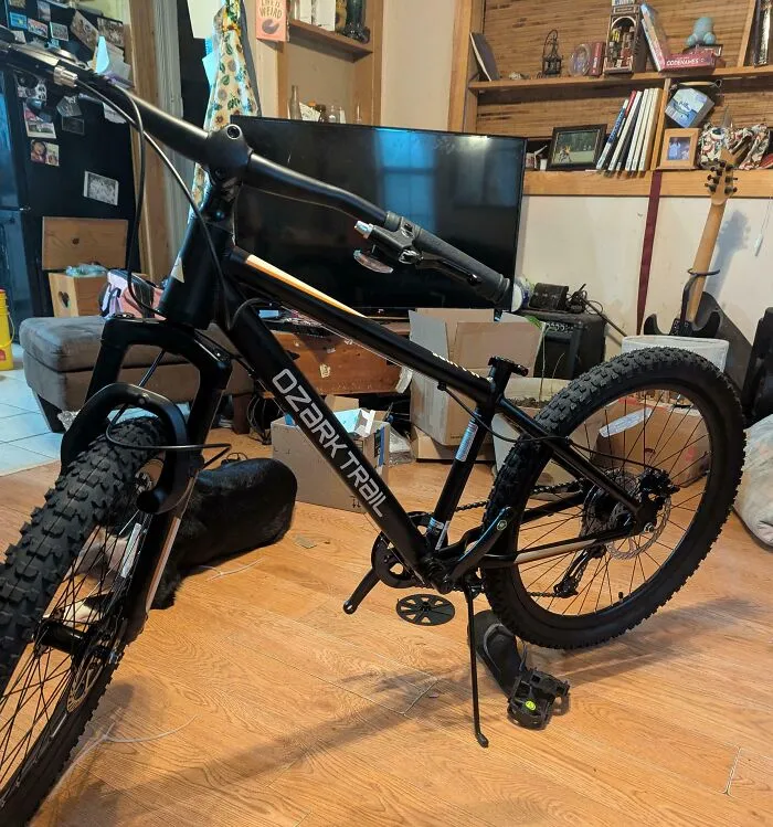 Horský bicykel Ozark Trail v obývačke, pripravený na dobrodružstvá v teréne.