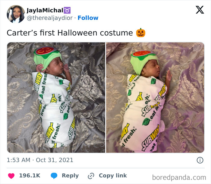 Dieťa v kostýme sendviča na Halloweena, sčerveno-zelenou čiapkou, leží na vzorovanej prikrývke.