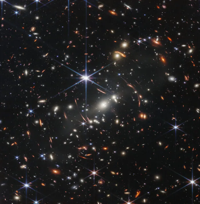 Hviezdy a galaxie vo vzdialenom vesmíre na snímke z teleskopu. Fascinujúca hlboká vesmírna panoráma.