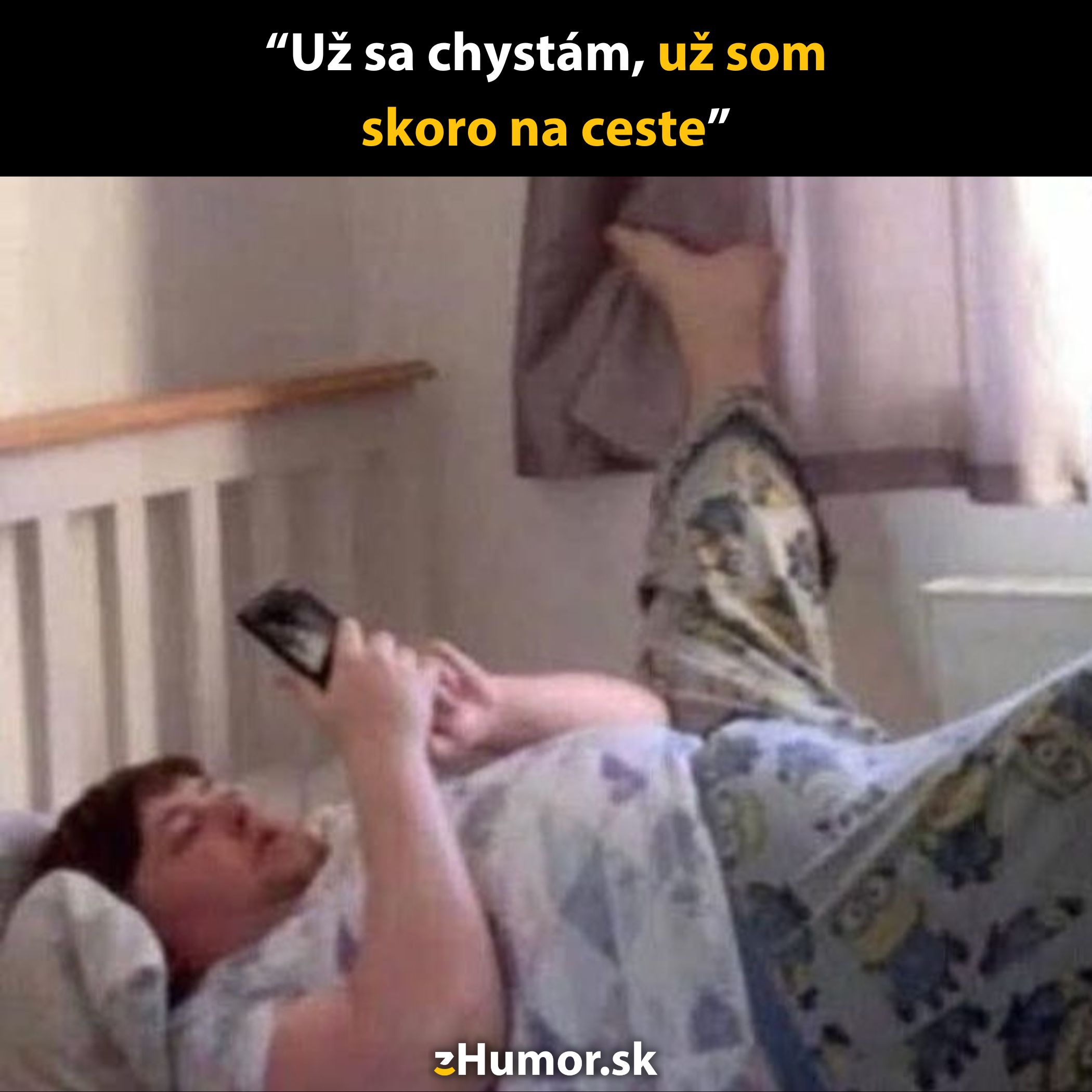 Osoba v pyžame leží v posteli a píše na telefóne, s textom: Už sa chystám, už som skoro na ceste.