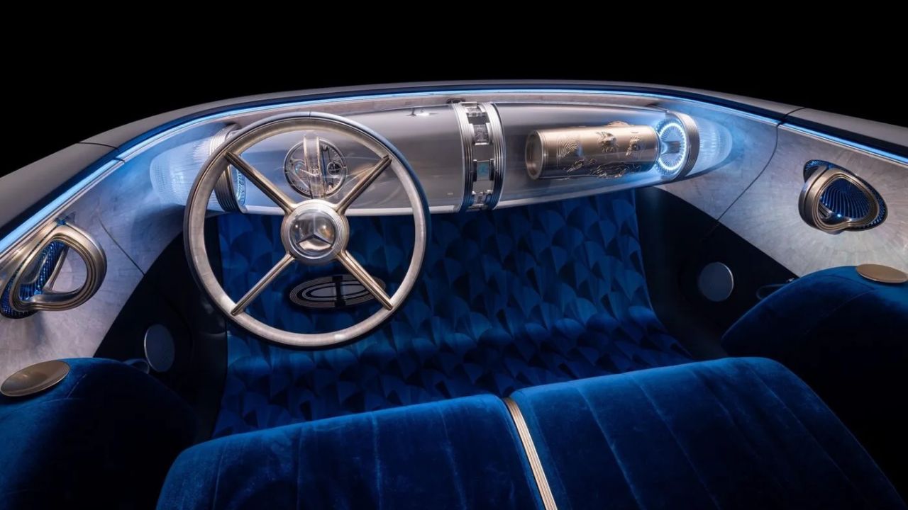 Interiér luxusného auta s futuristickým volantom a modrými sedadlami, moderný a elegantný dizajn.