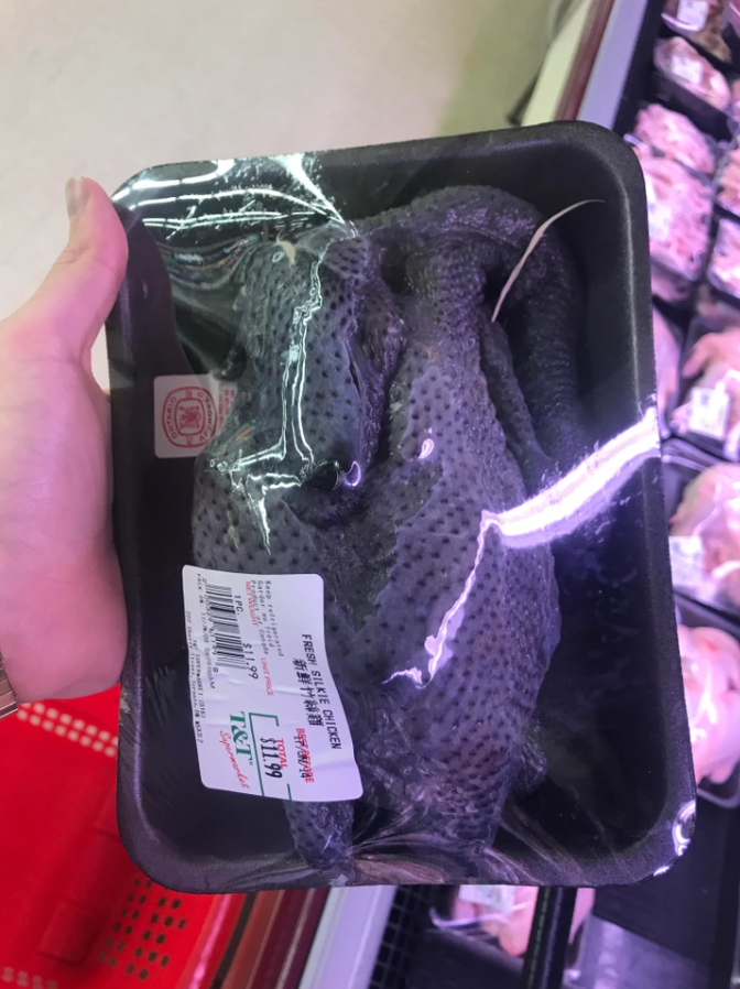 Tmavá balená hydina v chladiacom pulte.