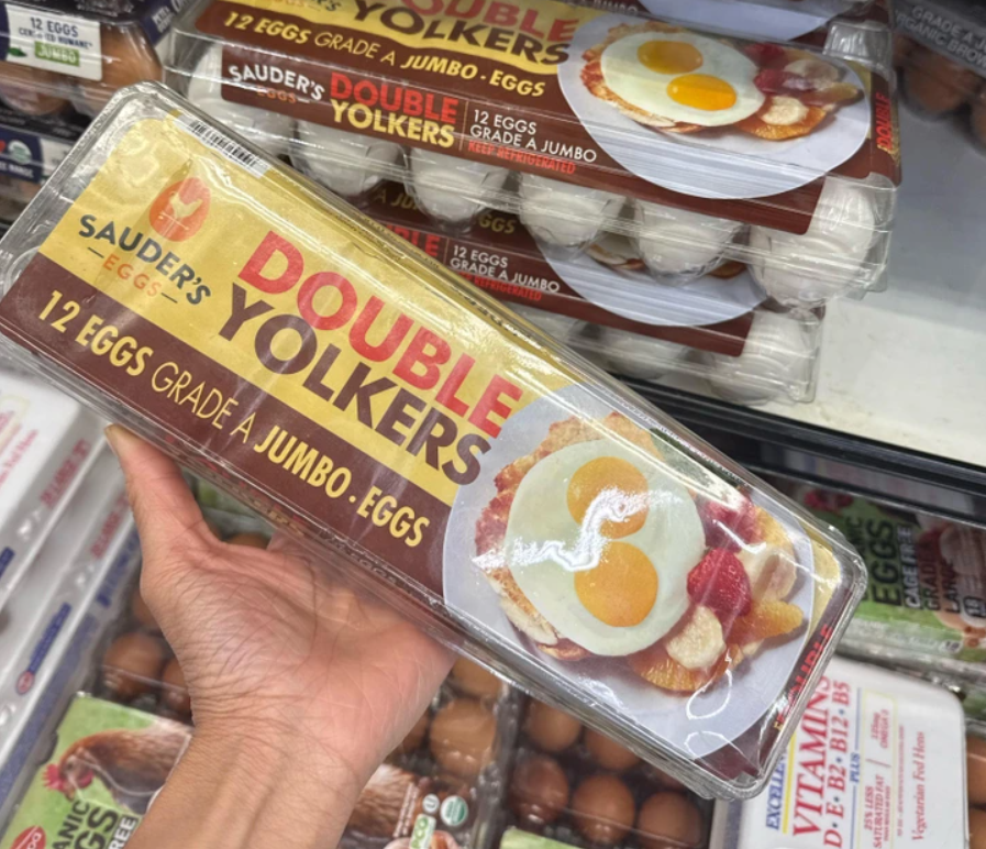 Balenie vajec s označením Double Yolkers a obrázkami dvojitých žĺtkov.
