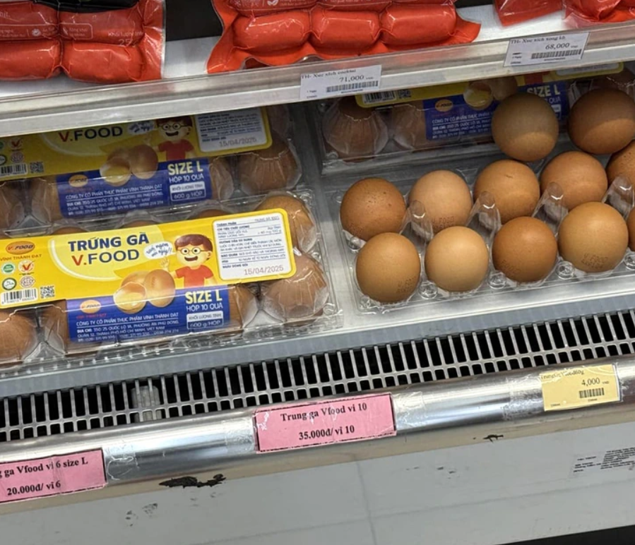 Vajcia V.Food veľkosti L v plastových obaloch na pulte obchodu, cena za balenie desiatich vajec.
