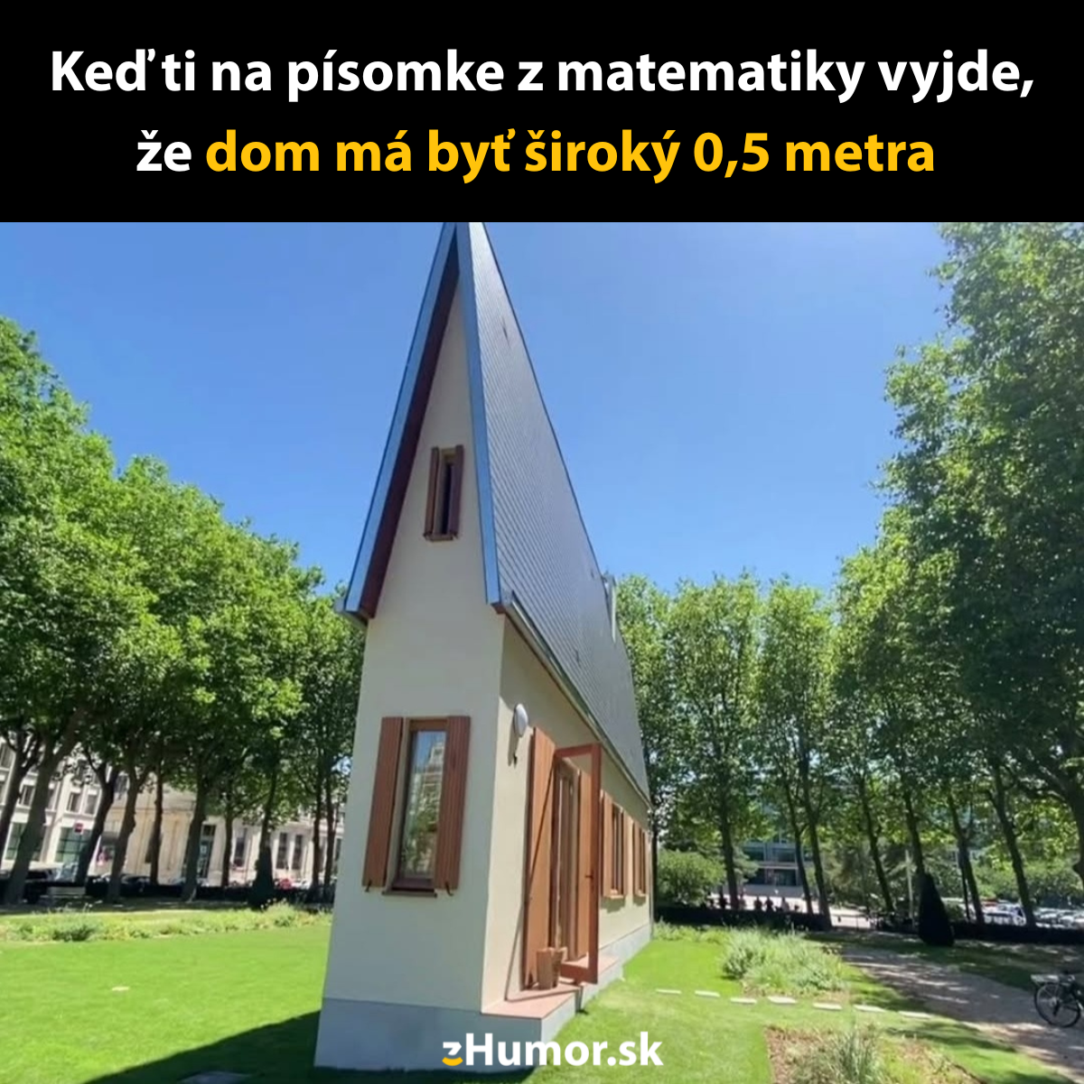 Úzky dom so strmou strechou v parku, vtipne poukazujúci na matematickú chybu v šírke budovy.