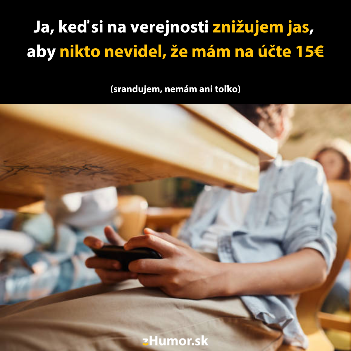 Chlapec v lavici znižuje jas telefónu, aby skryl stav účtu vtipom o nízkom zostatku.