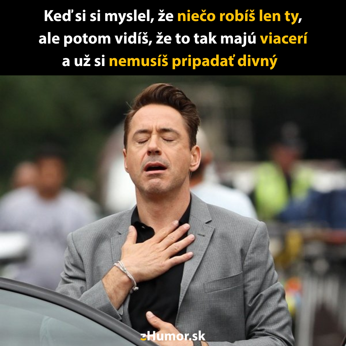 Muž s úľavou na tvári, s rukou na hrudi, pred autom, s nápisom o pocitoch spojených so spoločnými zvykmi.