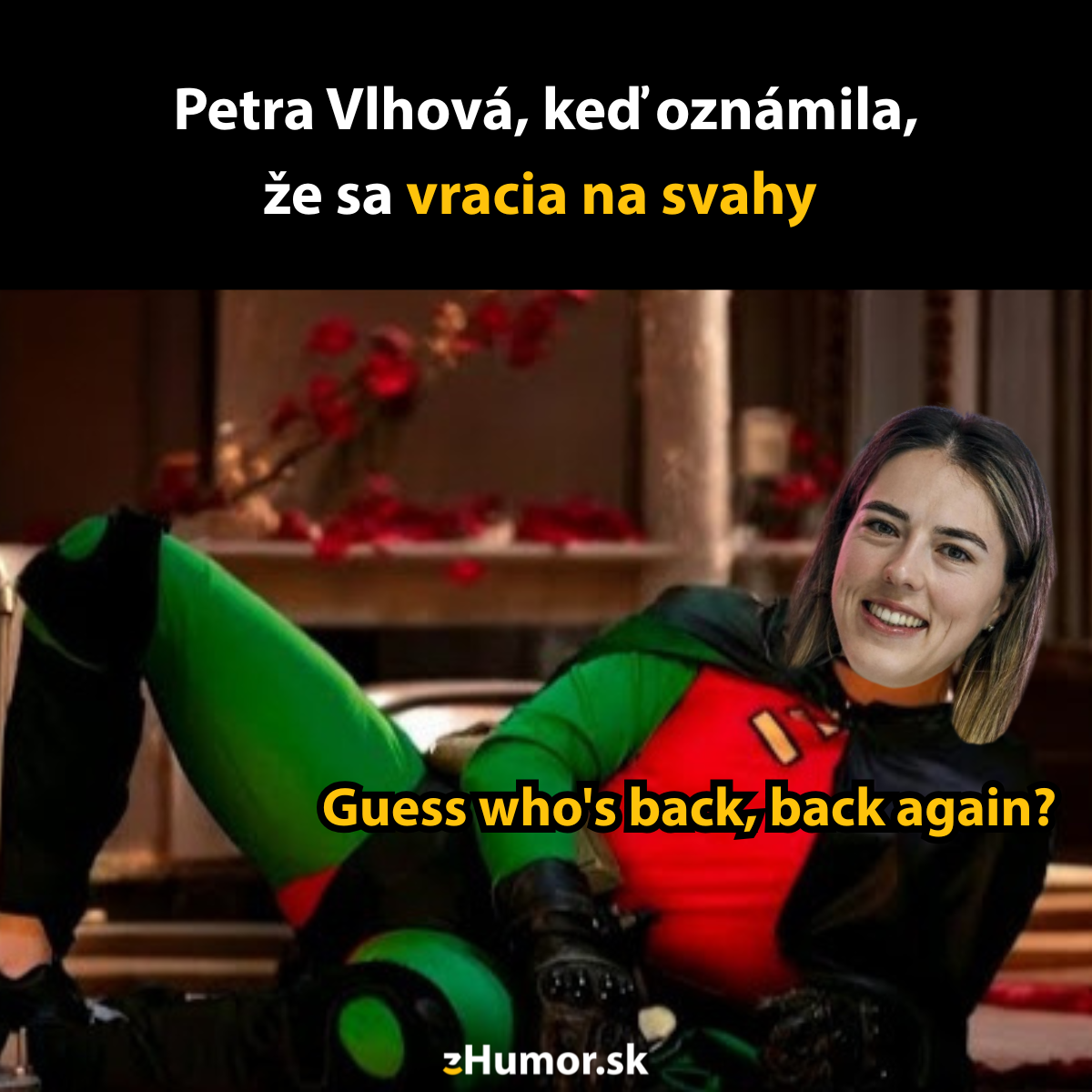 Osoba v kostýme superhrdinu s úsmevom a textom o návrate na svahy.