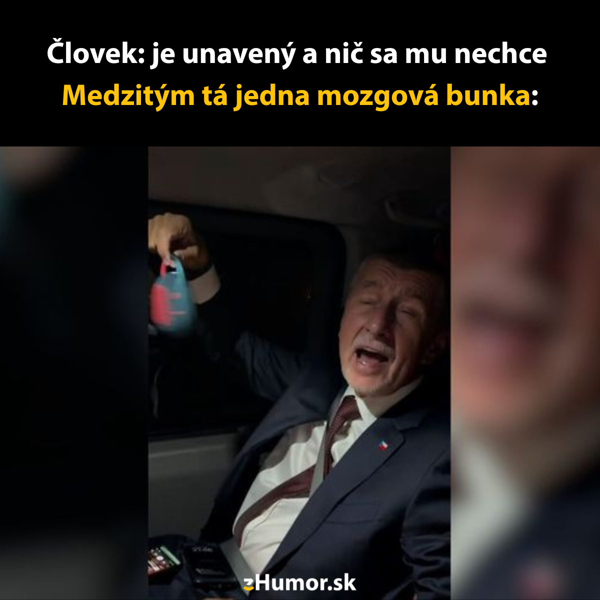 Muž v aute, unavený výraz, zdvihnutá ruka s červenou maskou, text: Človek: je unavený... a Medzitým tá jedna mozgová bunka:.