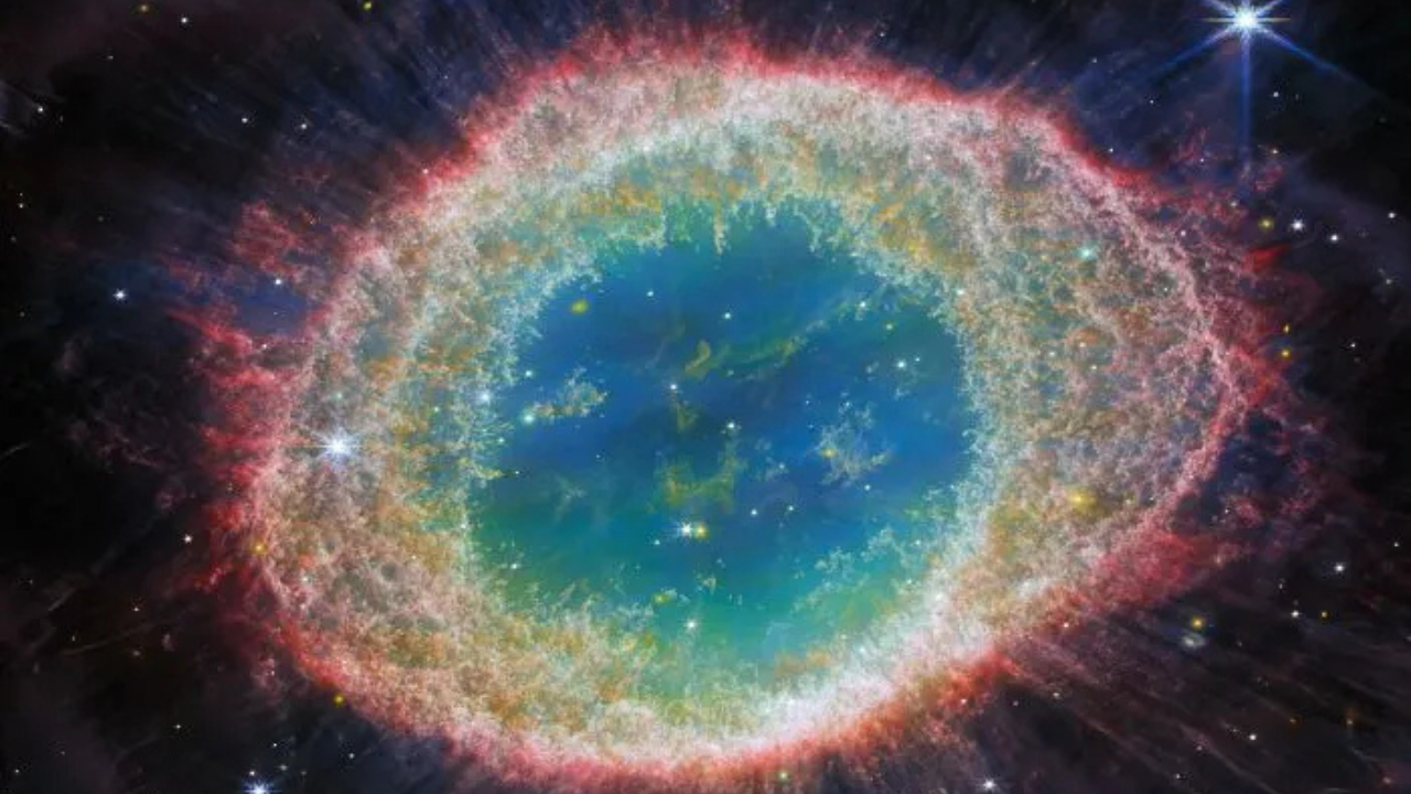 Farebná planetárna hmlovina s jasným centrom a jemnými okrajmi vo vesmíre.