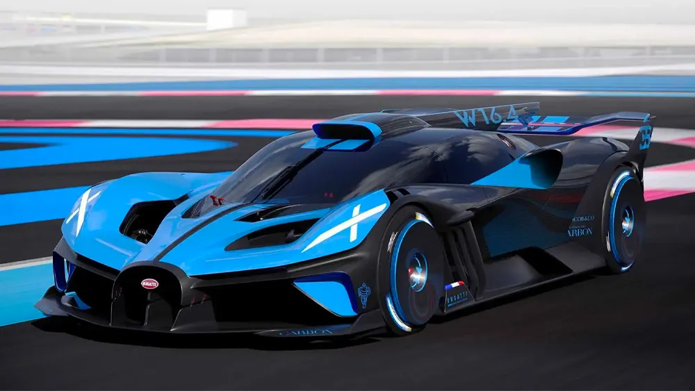 Modrý športový automobil na pretekárskej trati s futuristickým dizajnom, zvýraznené aerodynamické prvky.