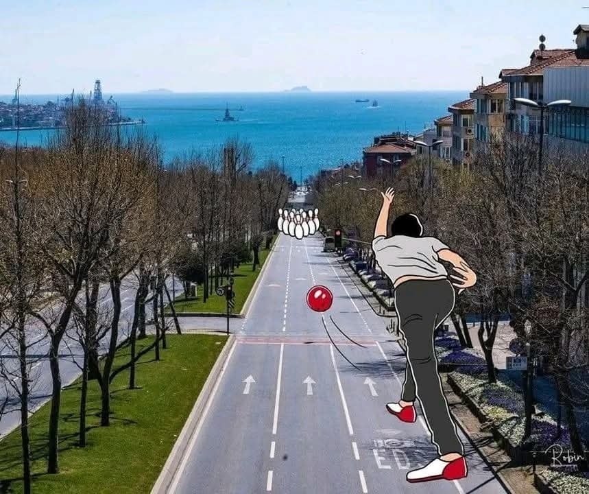 Ilustrácia: Nakreslená osoba hádže bowlingovú guľu na prázdnu ulicu so zálivom a mestom v pozadí.