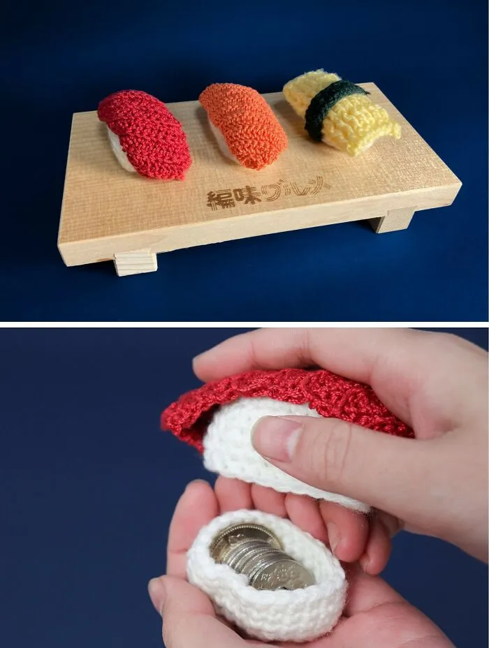 Háčkované sushi púzdra na mince na drevenom podnose; detail otvoreného červeného sushi s mincami vo vnútri.