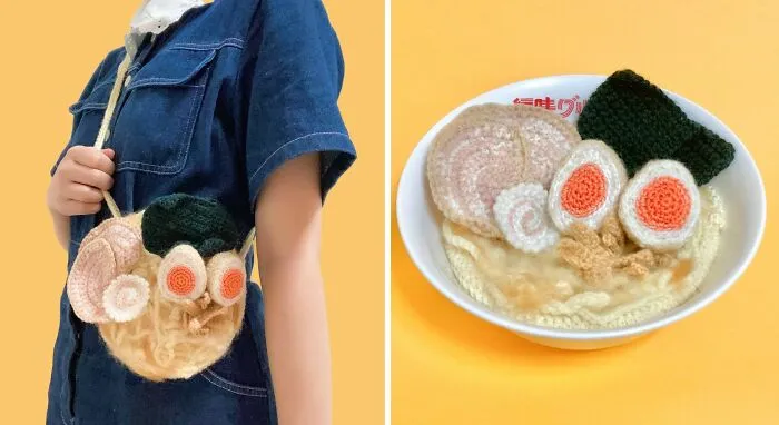 Háčkovaná taška s motívom ramen polievky na osobe vedľa misky s rovnakým dizajnom.