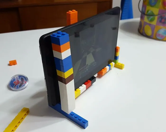 Tablet opretý o lego